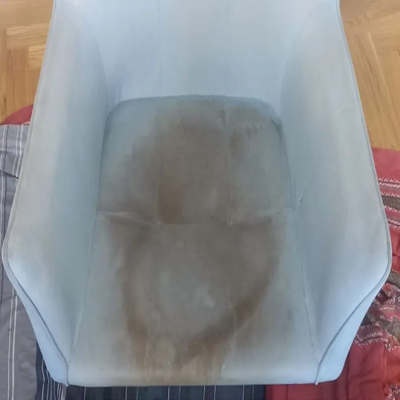 Brudny fotel przed użyciem detegentów