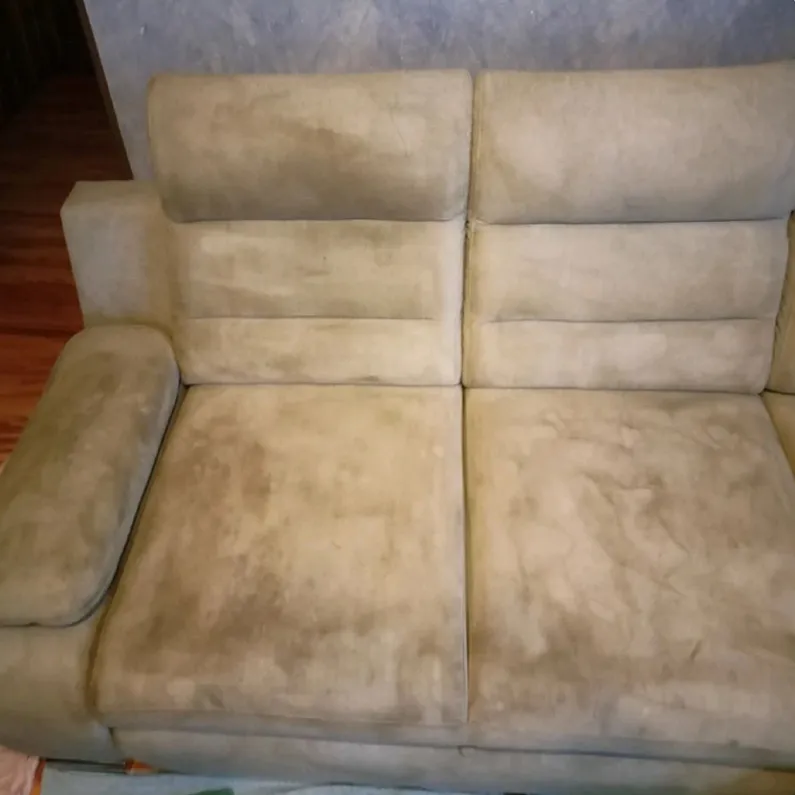 Pranie ekstrakcyjne brudnej kanapy