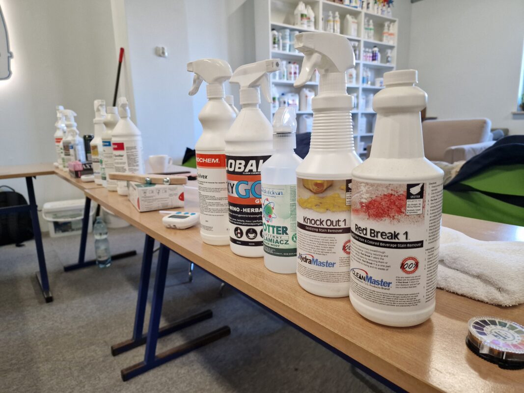 Zestaw do usuwania plam z dywanów i tapicerki