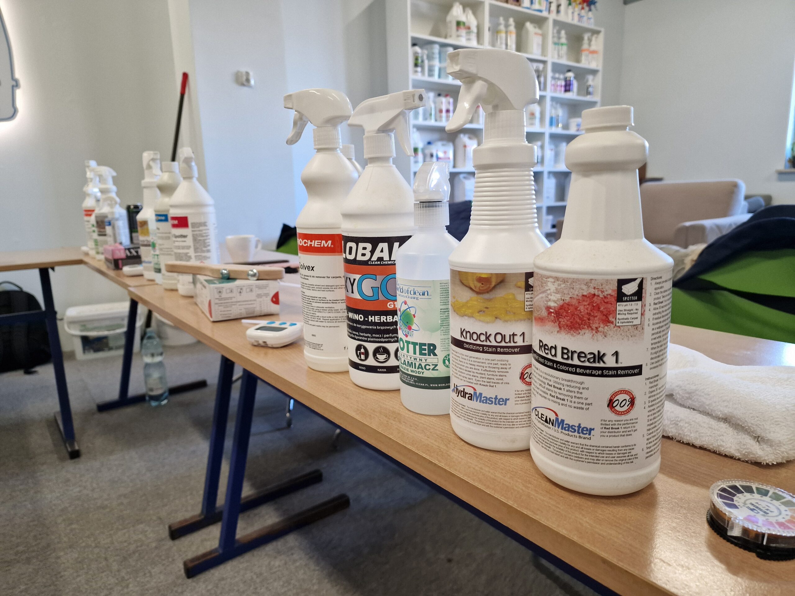 Zestaw do usuwania plam z dywanów i tapicerki