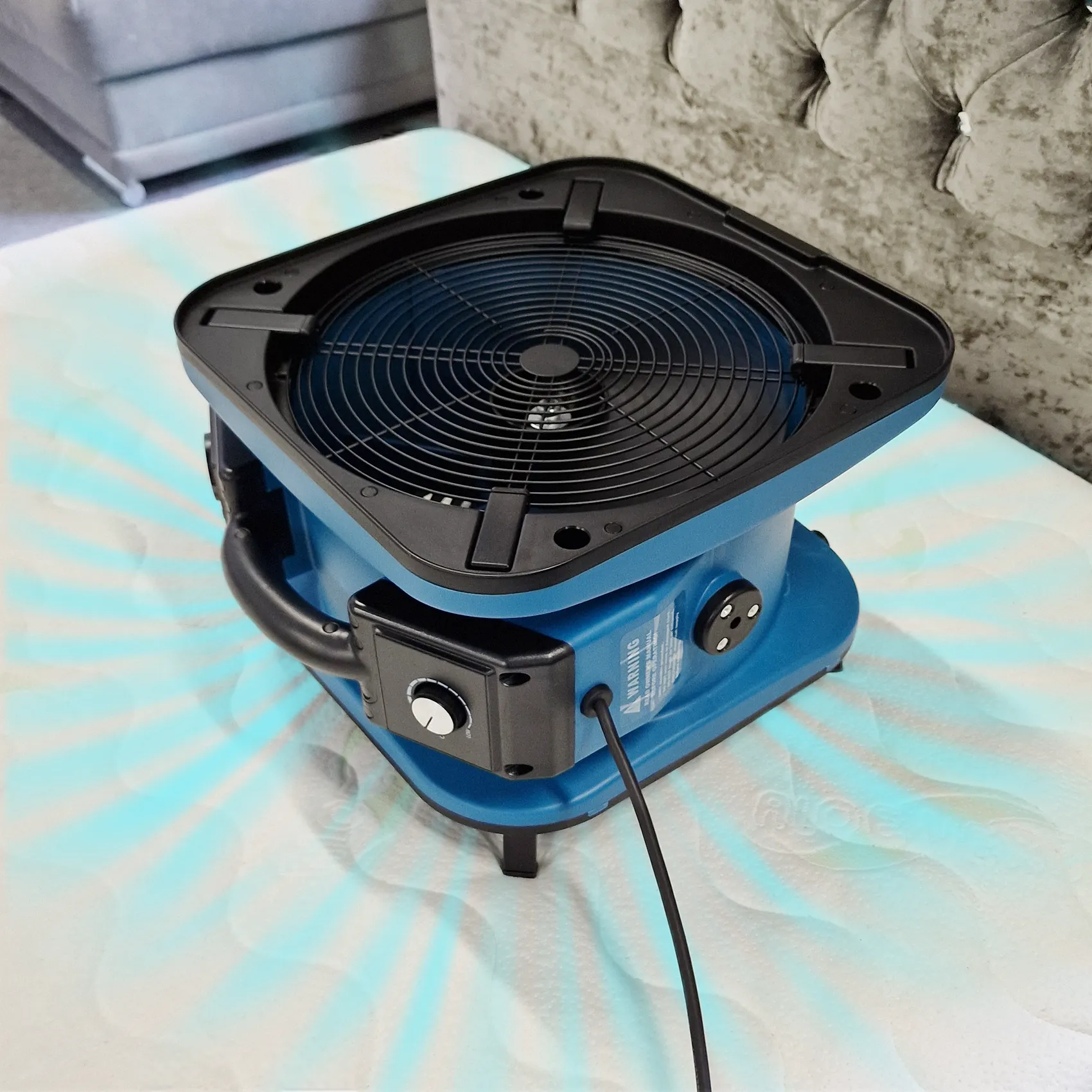 Użycie dmuchawy na materacu