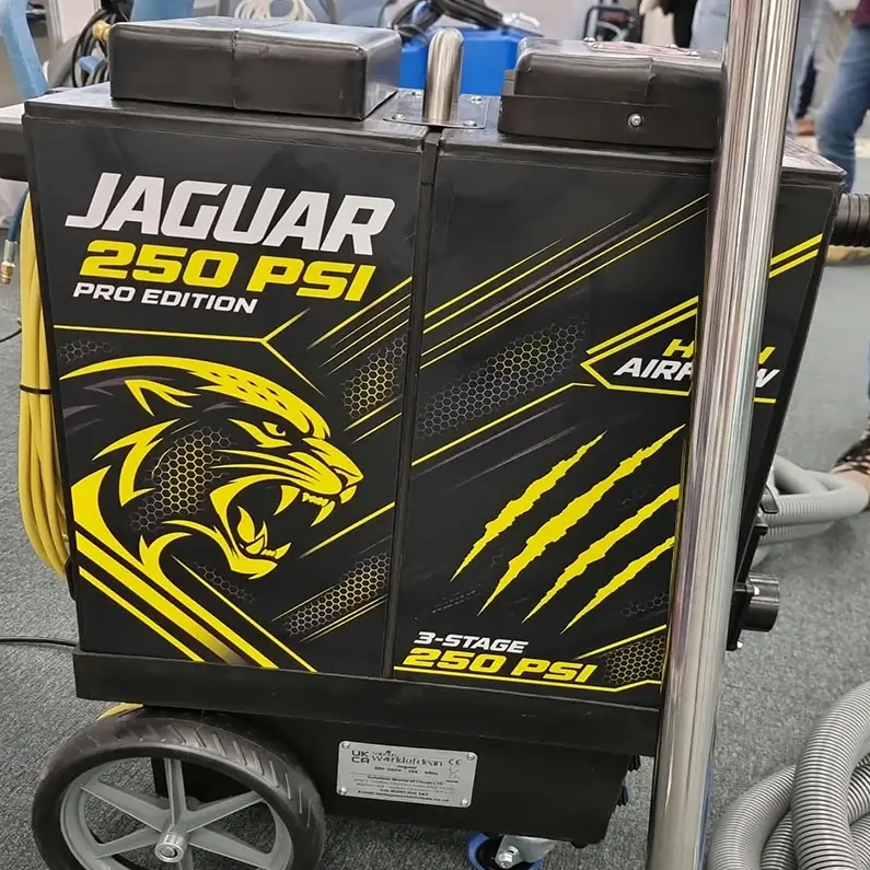 Czarny mobilny ekstraktor do prania dywanów Jaguar Cub Black 250 PSI Pro Edition