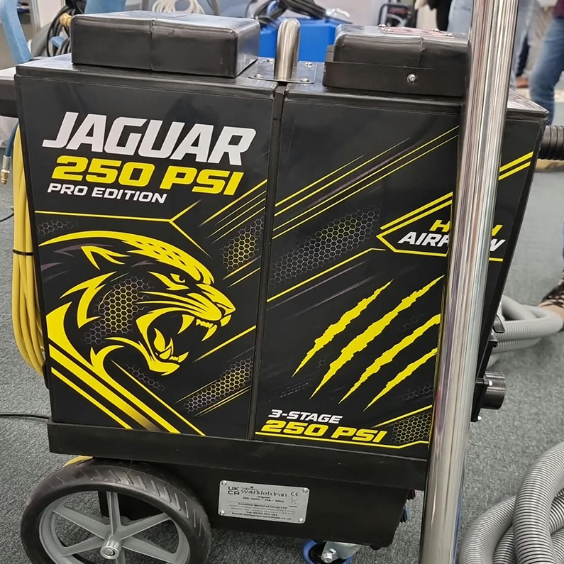 Jaguar Premiera ekstraktora piorącego WOC Jaguar Black na targach Cleaning Expo