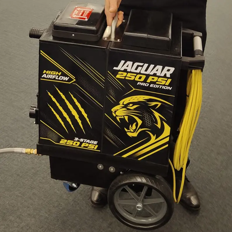 Lekki ekstraktor do prania dywanów Jaguar Cub waga 20 kg ułatwiająca transport